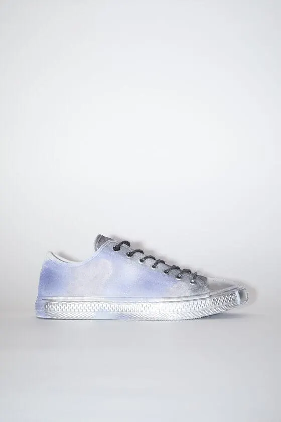 Sprayed low top sneakers