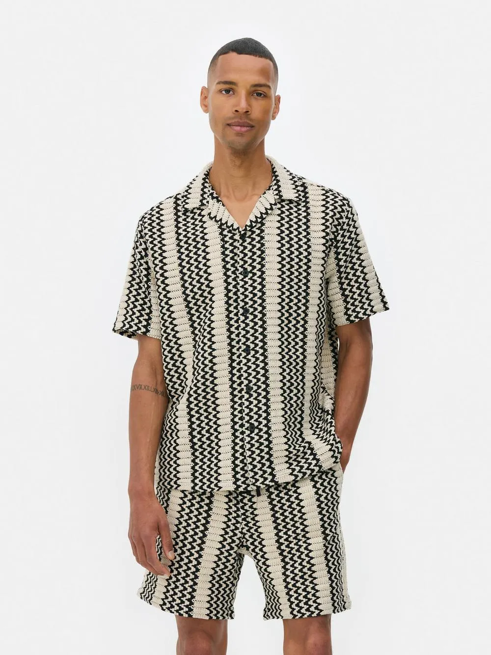 Camisa de crochet a rayas en zigzag