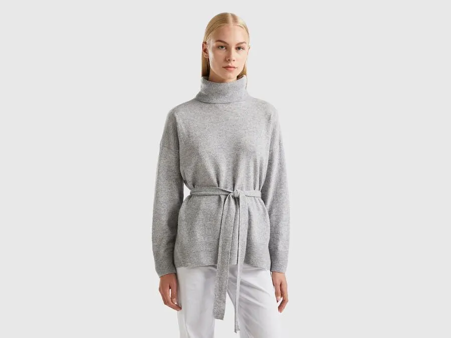 Turtle neck with oversized belt