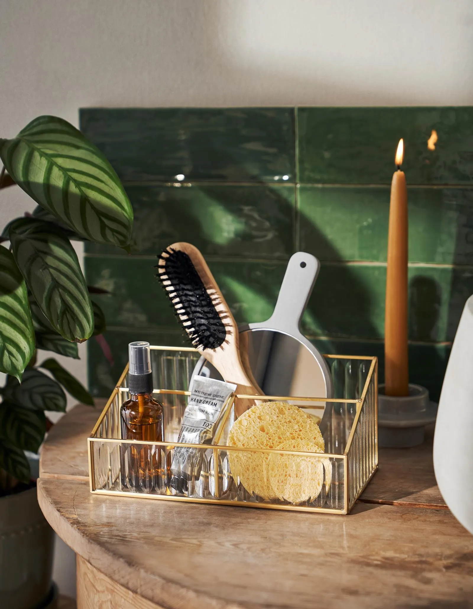 Hair brush Rubber wood/bristle hair/nylon. 3.5 x 4.5 x 22 cm.