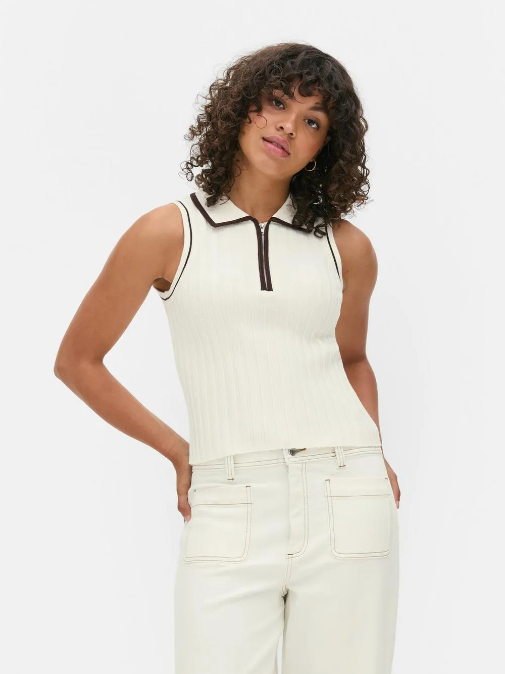 Ärmelloses Poloshirt mit Kontrastsaum