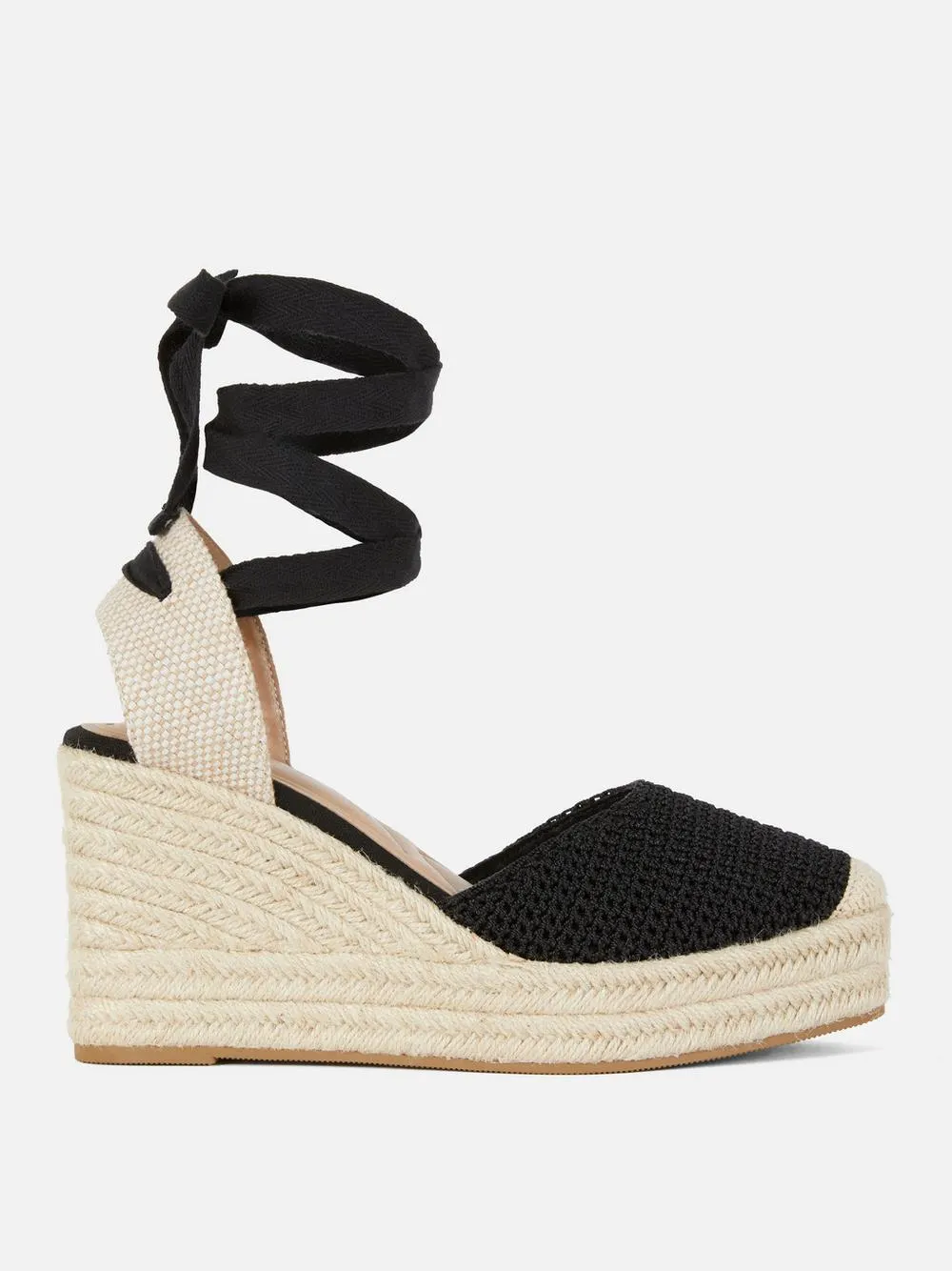 Keilsandaletten mit Häkeldetails zum Binden