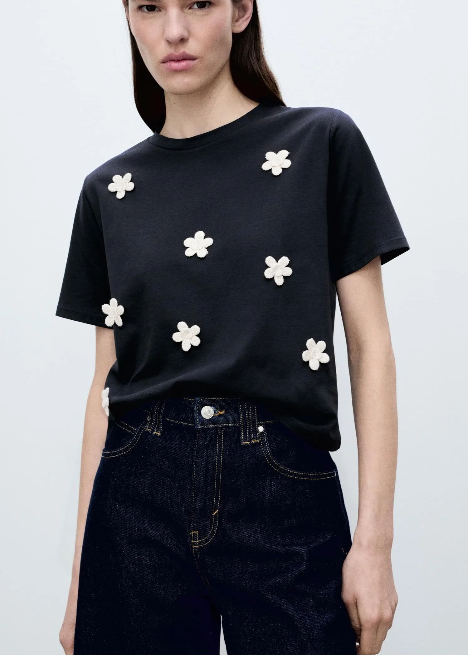 Short-sleeved t-shirt with flower appliqué
