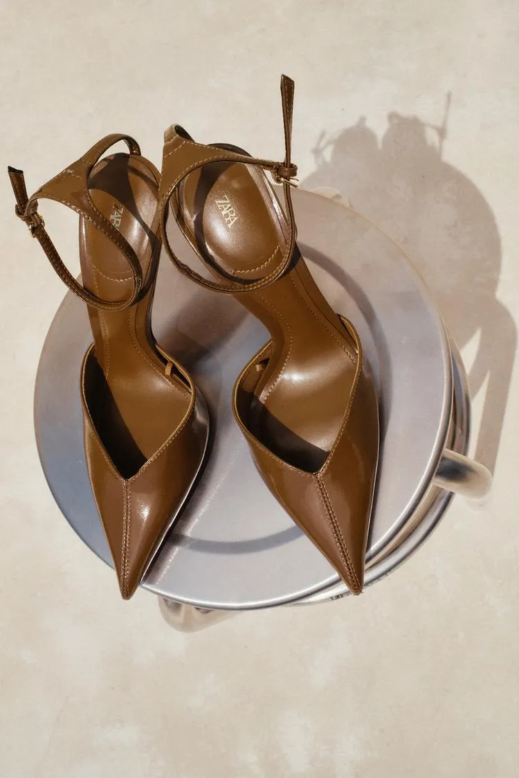 PATENT FINISH HEELED SHOES