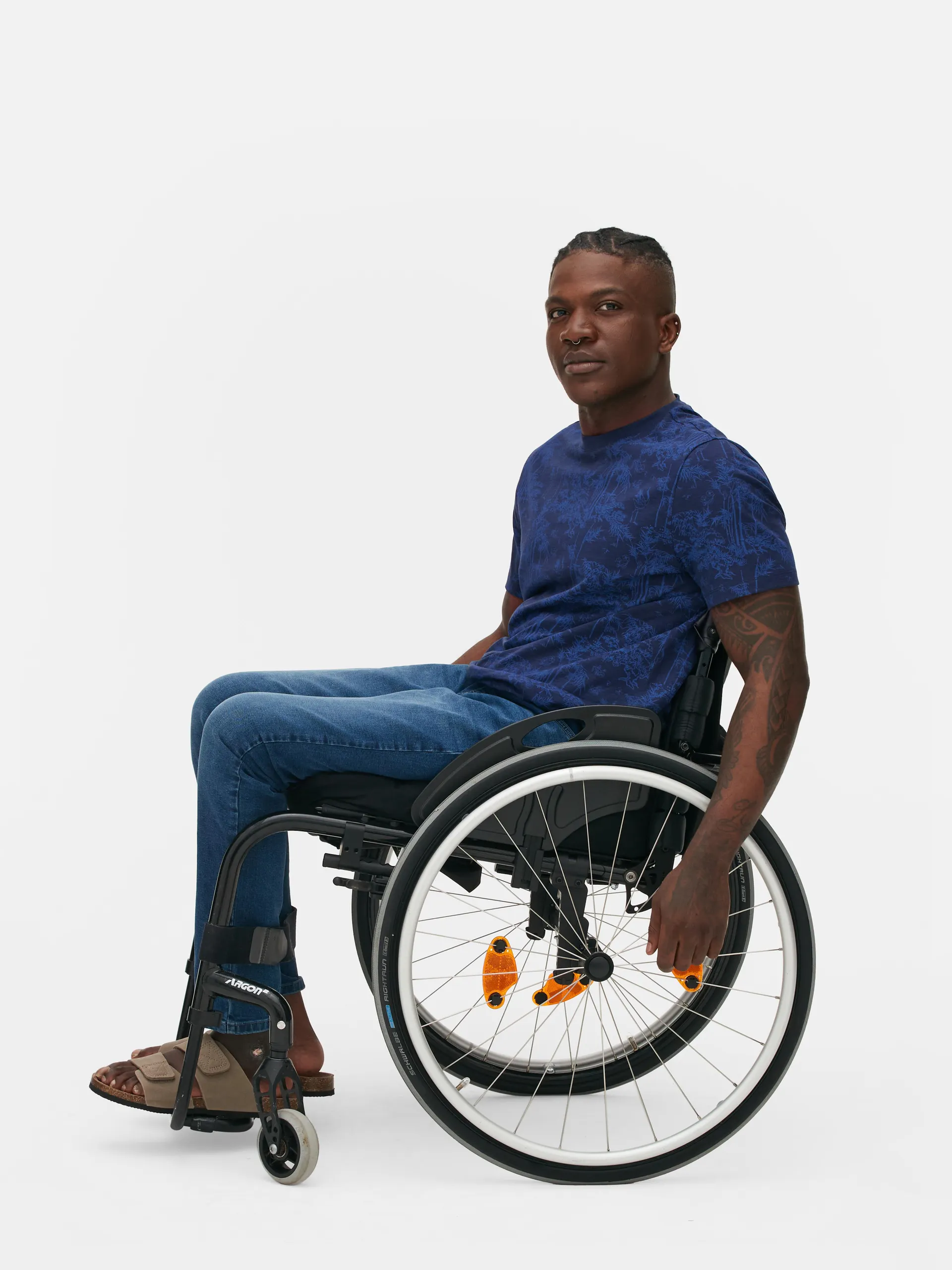 Camiseta con cuello redondo y árboles japoneses