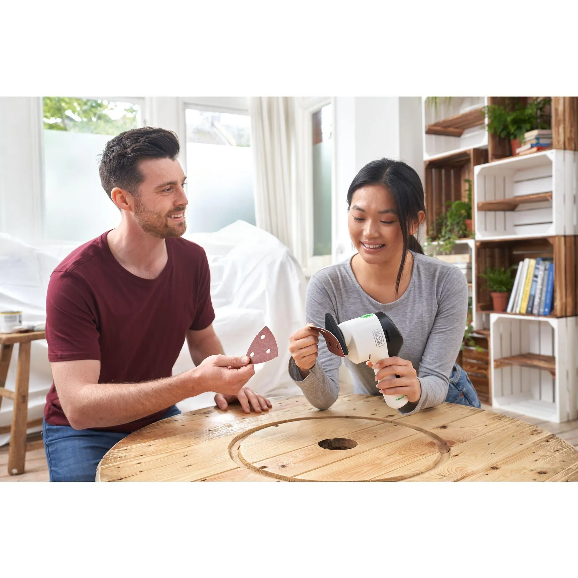 reviva™ 12V MAX* Cordless Detail Sander with Charger