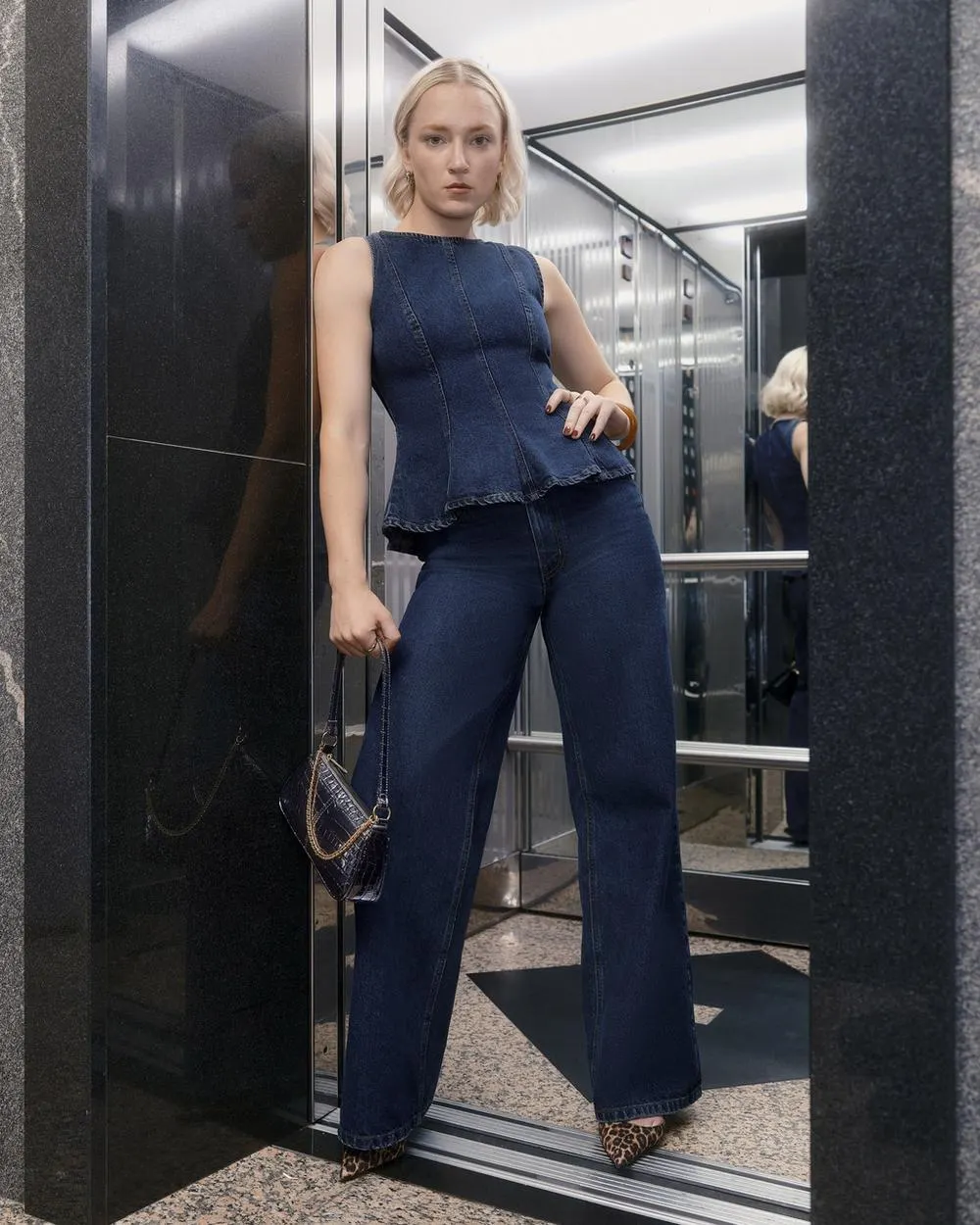 Top in denim con volant