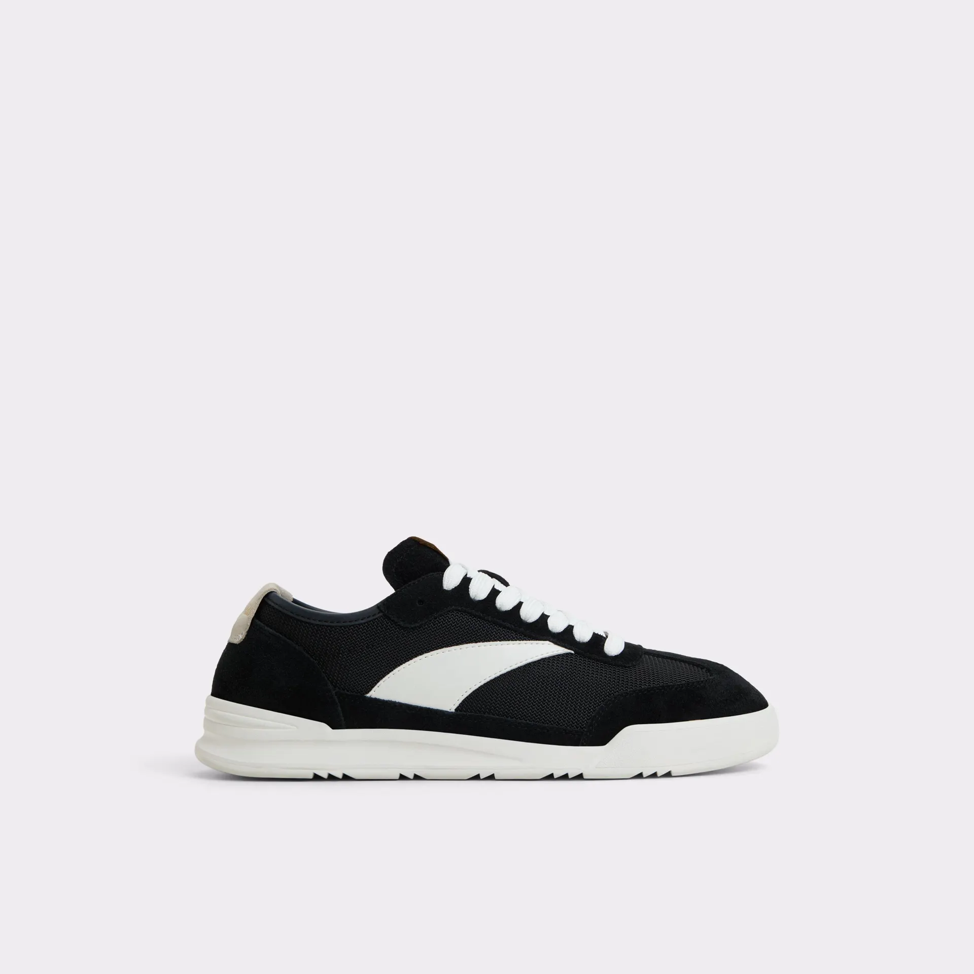 Low top sneaker