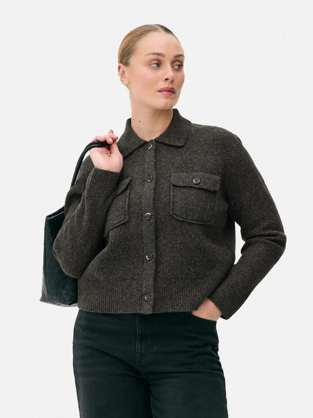 Gestrickte Hemdjacke mit zwei Taschen