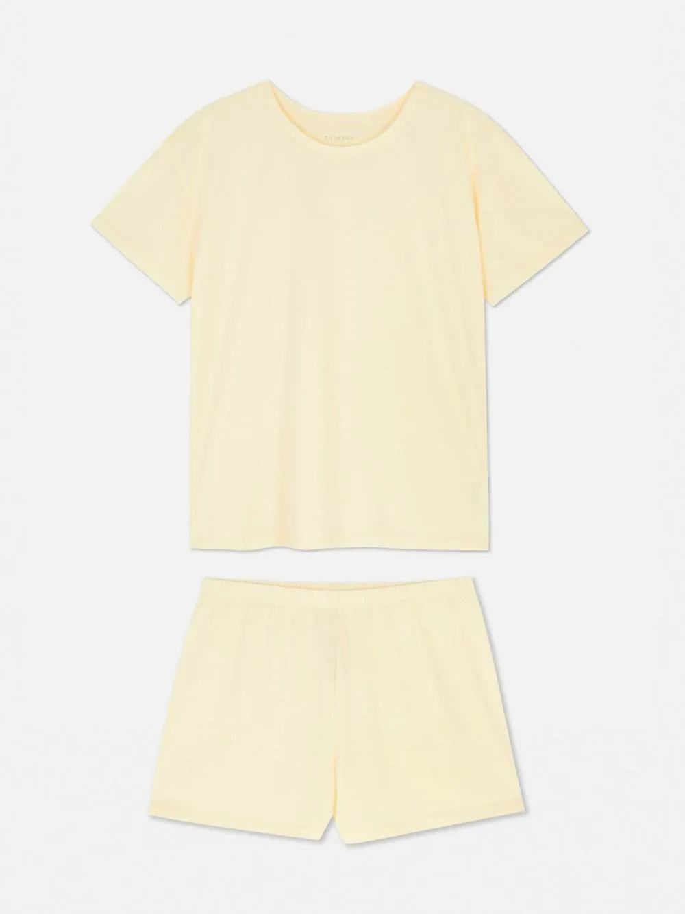 Schlafanzug aus T-Shirt und Shorts