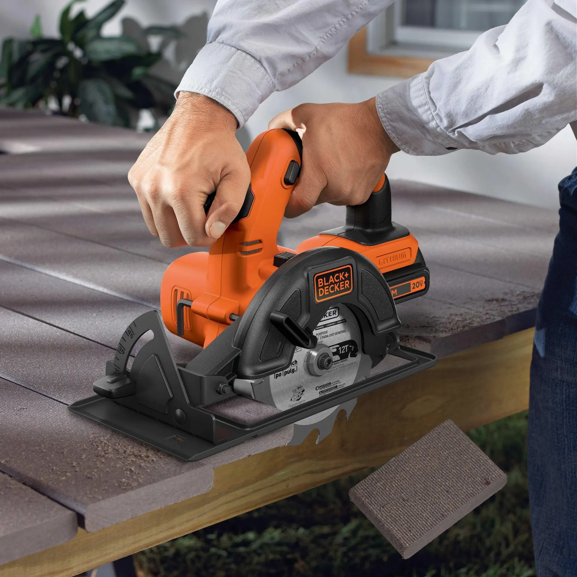 20V MAX* Lithiuim Ion 4 Tool Combo Kit: Drill/Driver, Circular Saw, MOUSE™ Detail Sander and Light
