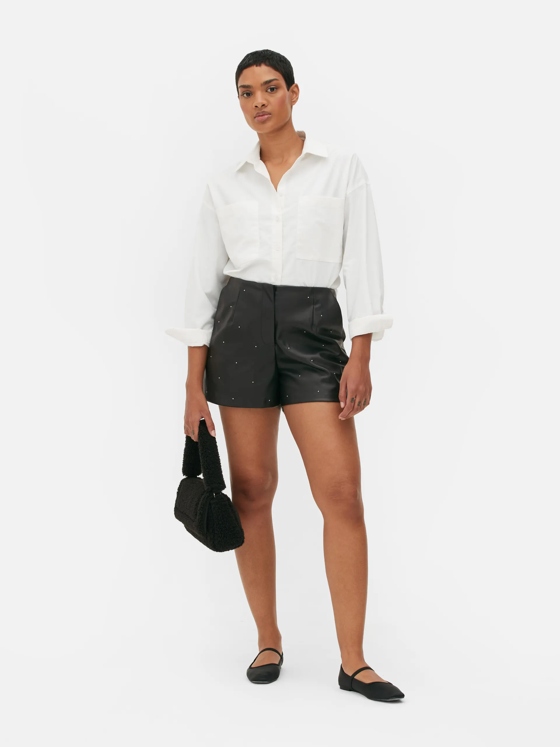 Pantaloncini in pelle sintetica con borchie