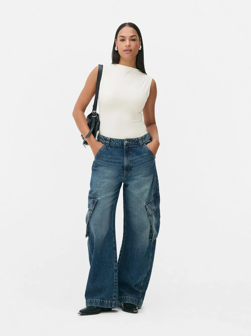 Body bez rukávů a s vysokým výstřihem