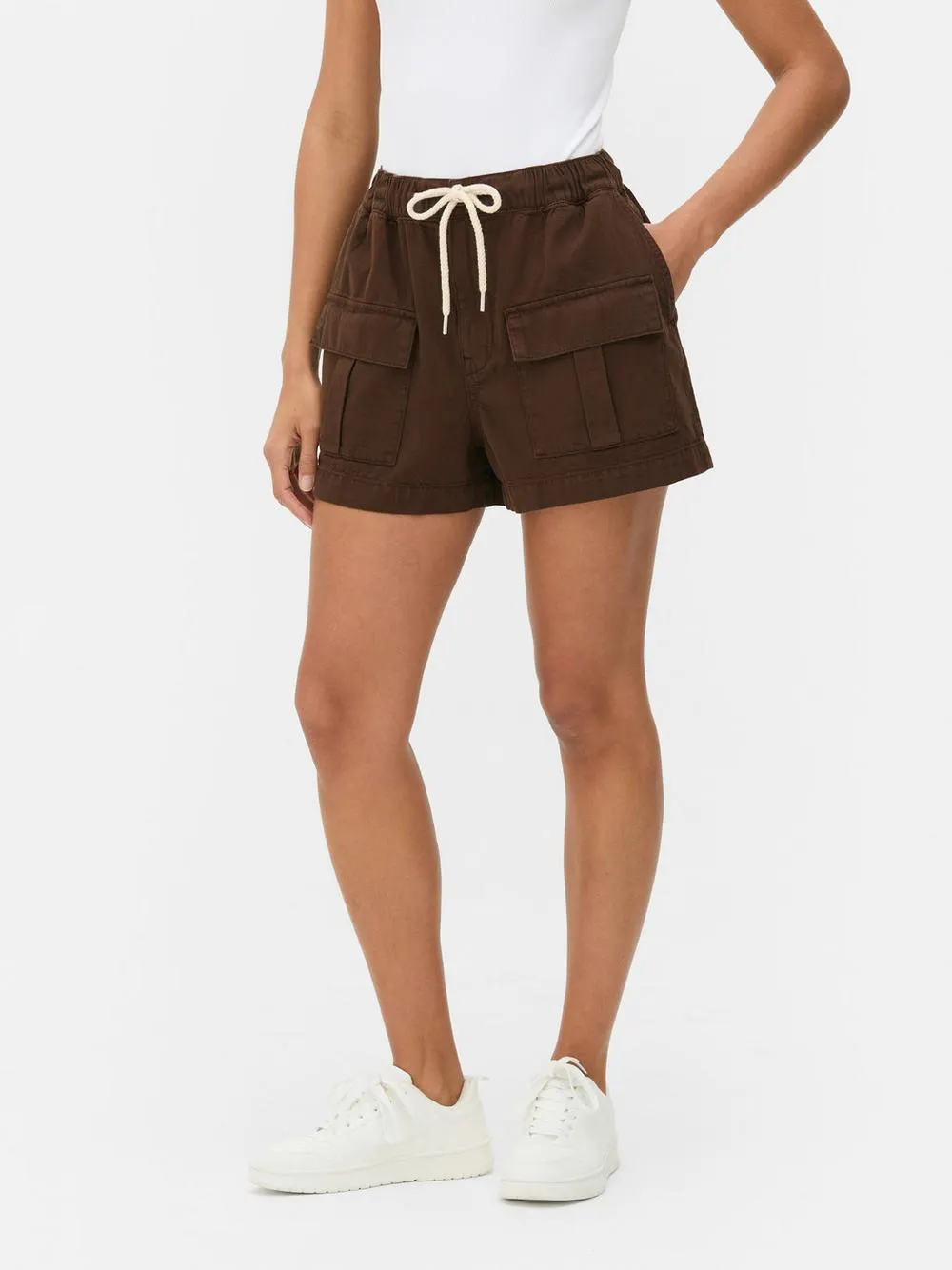 Pantalones cortos cargo atados a la cintura