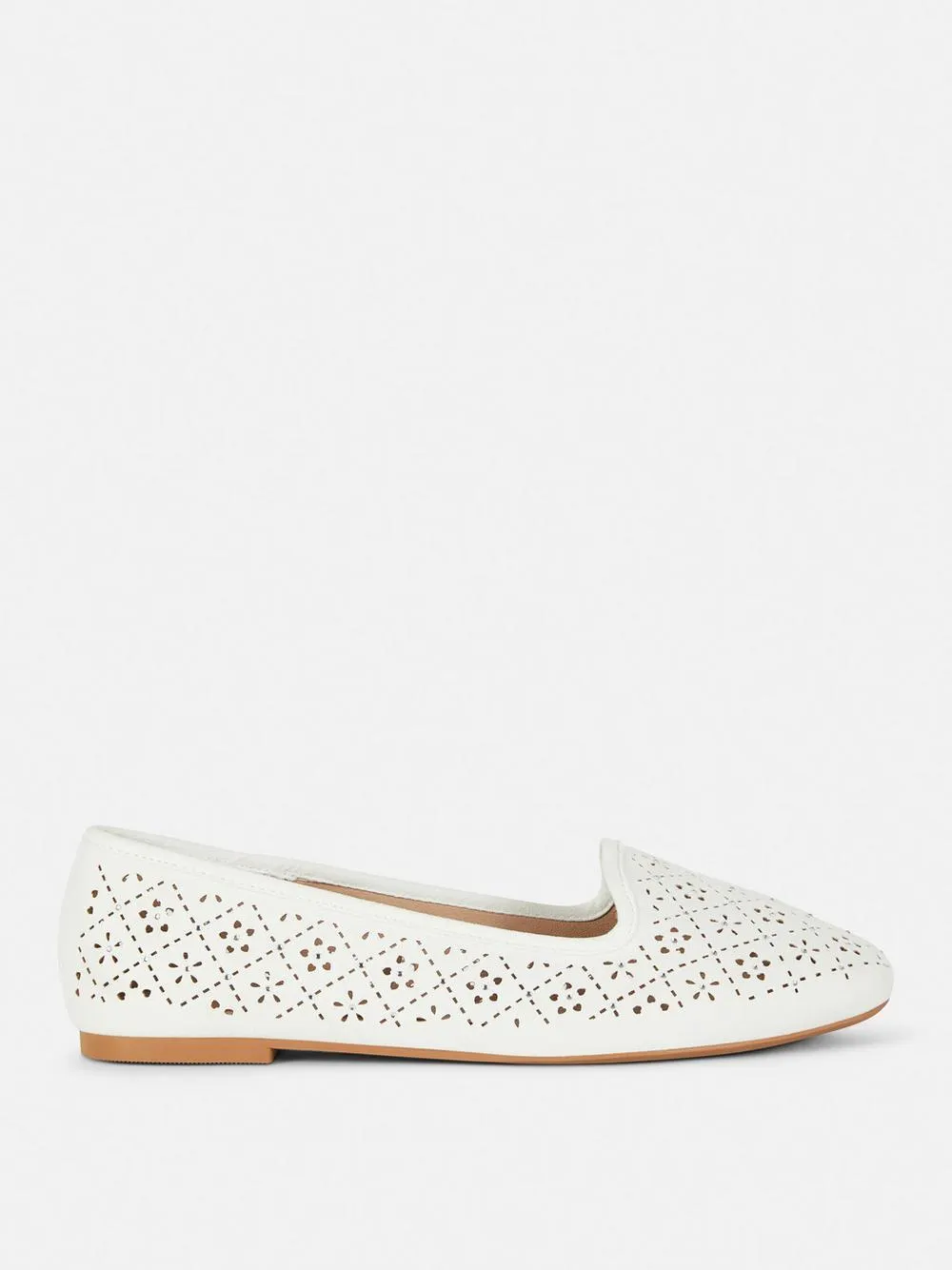 Flache Ballerinas mit Laser-Cuts und Strasssteinen