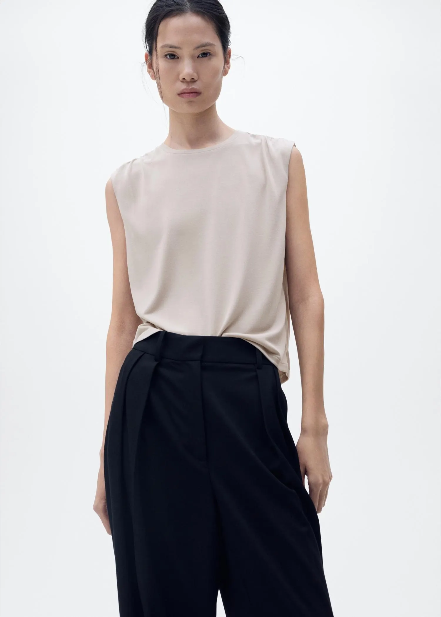 Flowy t-shirt with gathered shoulders