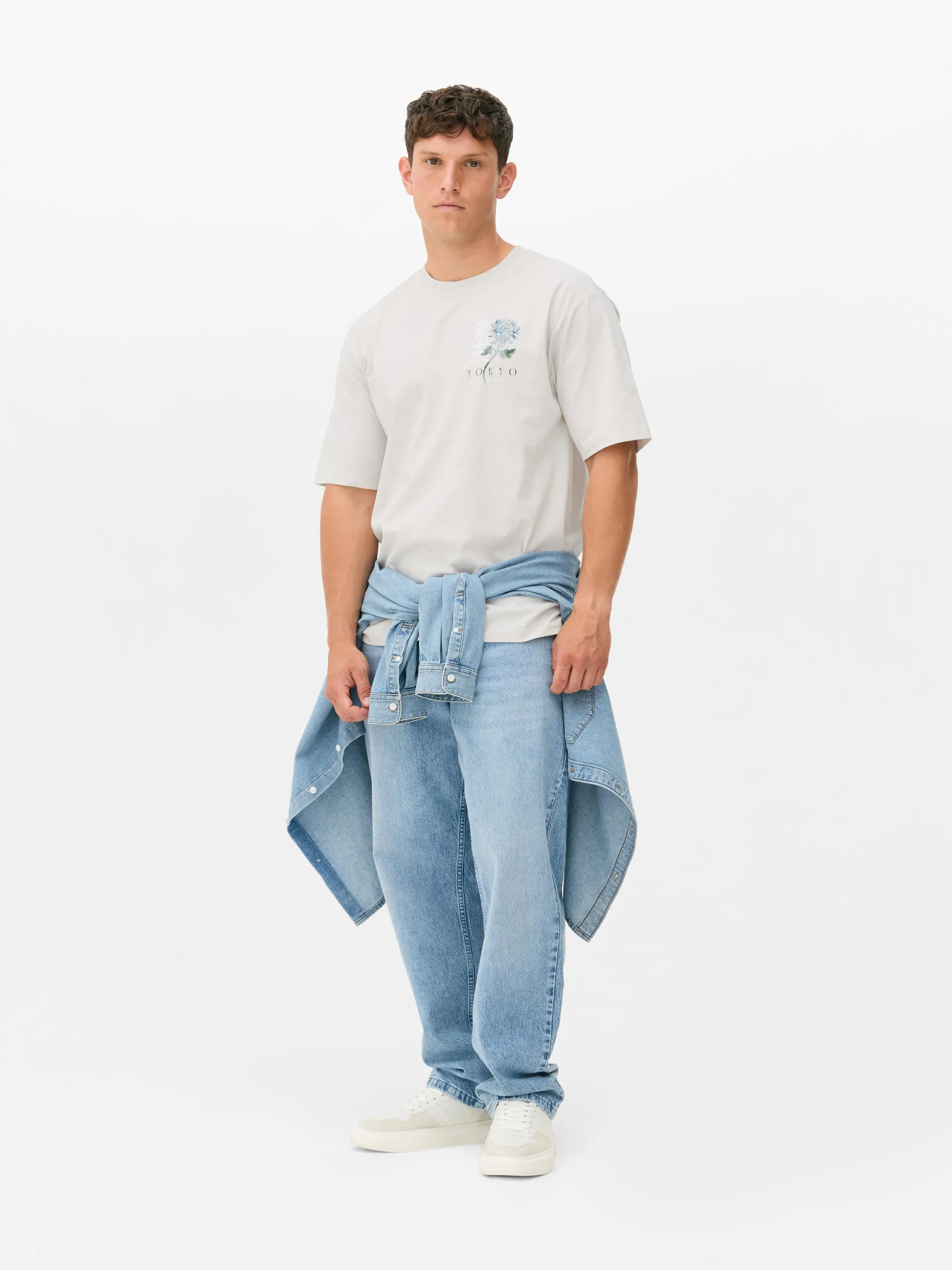 Camiseta con estampado de flores