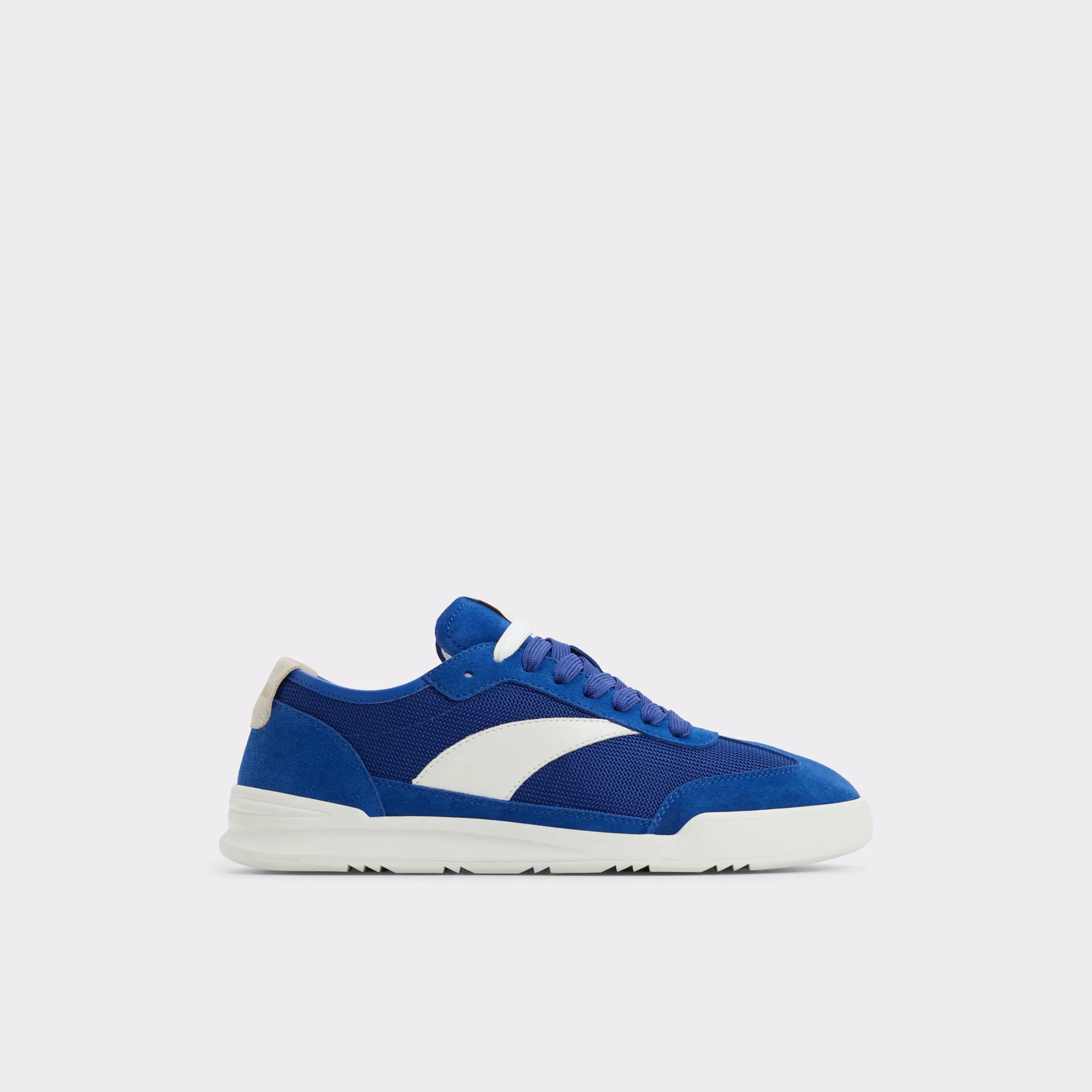 Low top sneaker
