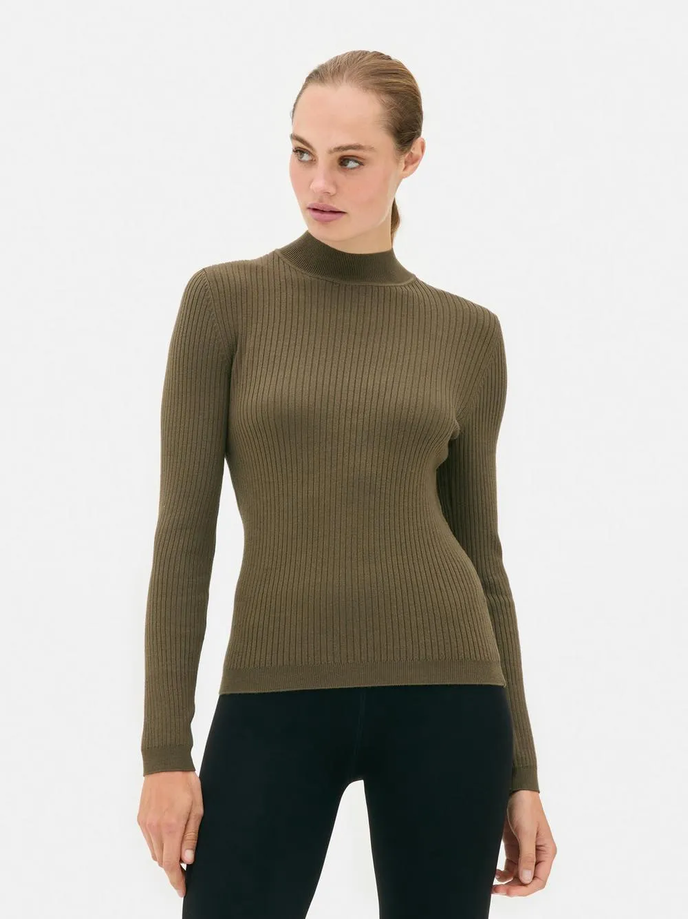 Gerippter Pullover mit Stehkragen