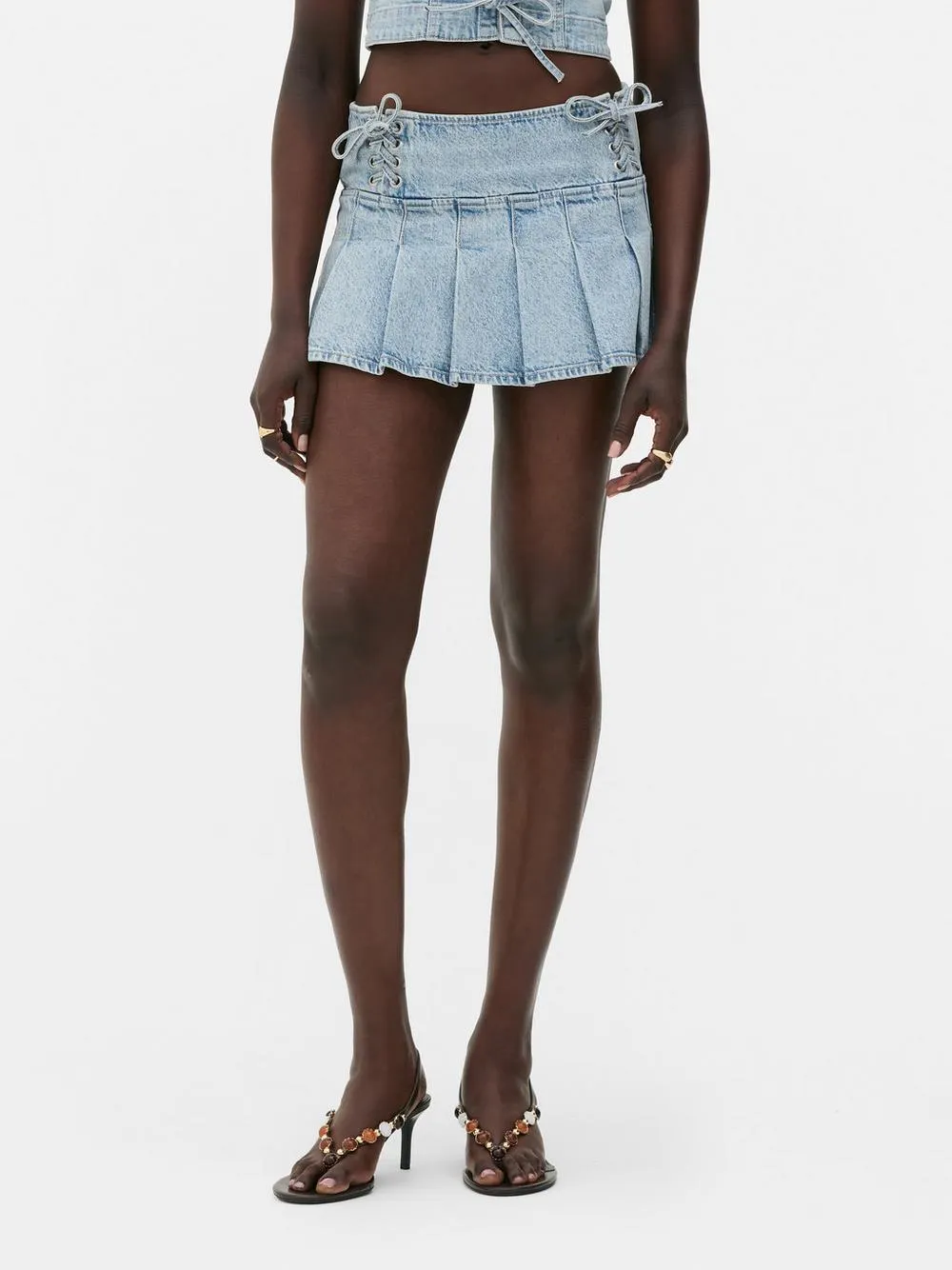 Minifalda vaquera con cordones de Rita Ora