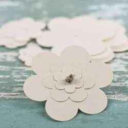 Ivory Flower Spinner Tags (Package of 15 pieces)