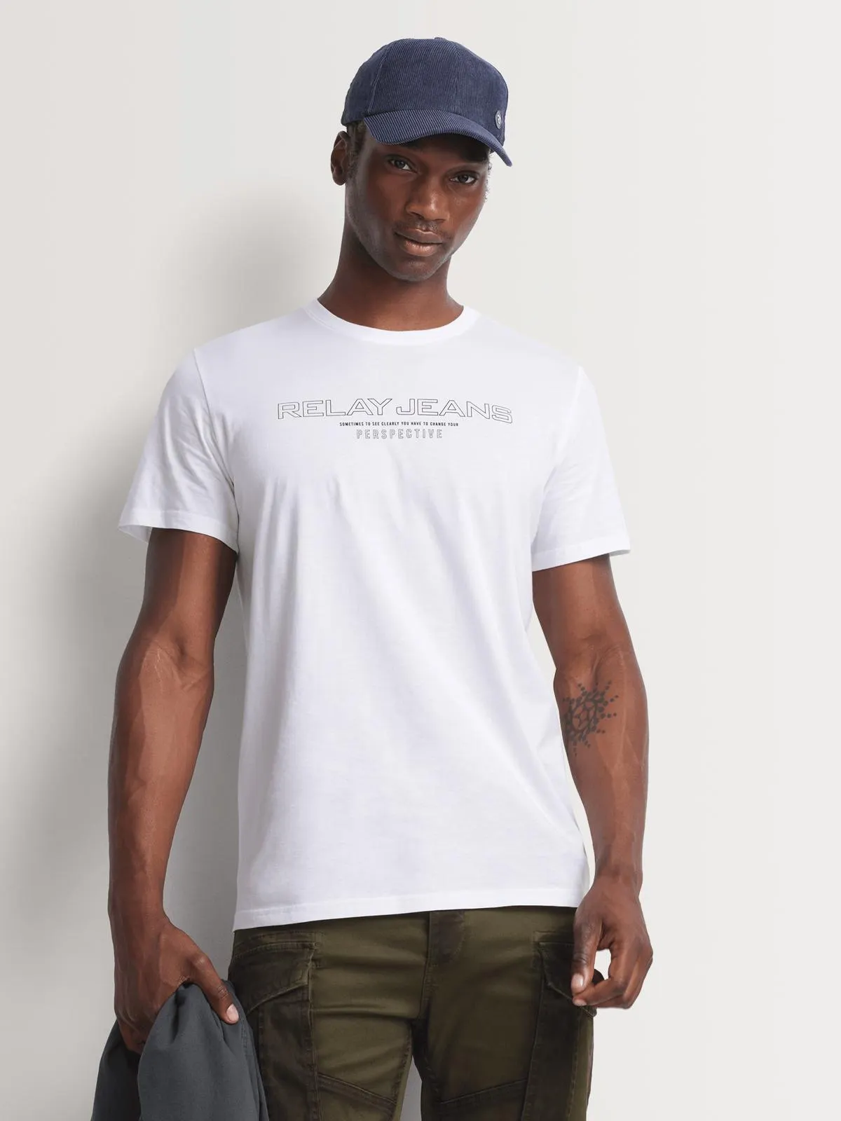 Men's Relay Jeans Slimfit Outline Lock Up White Graphic T-Shirt