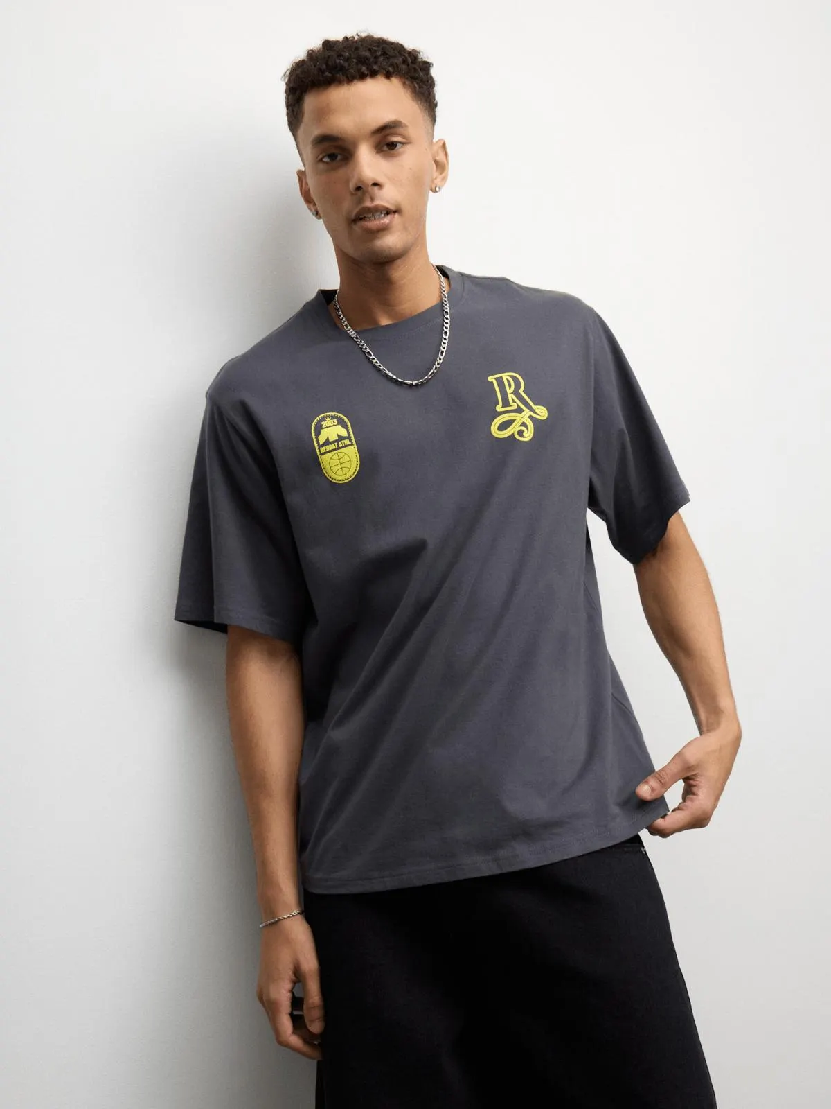 Redbat Athletics Men's 'R' Badge Graphic Charcoal T-Shirt
