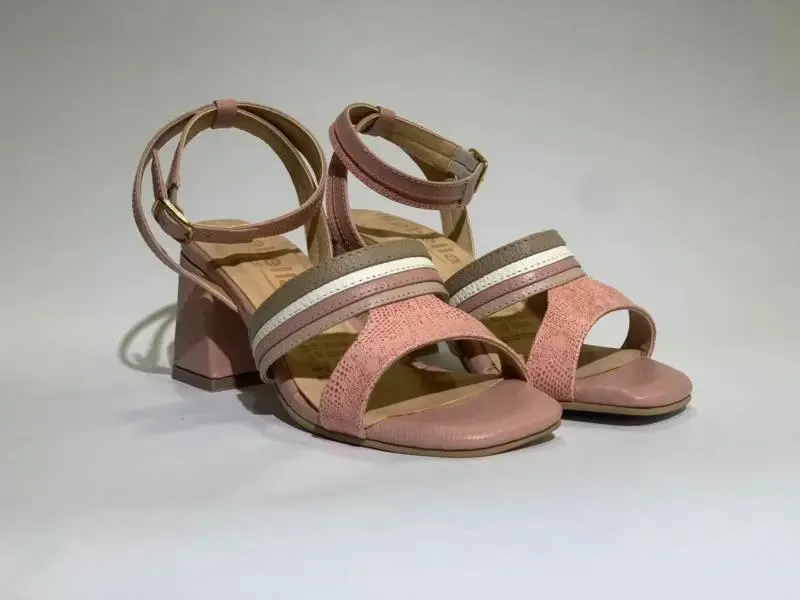 Sandalia en cuero.