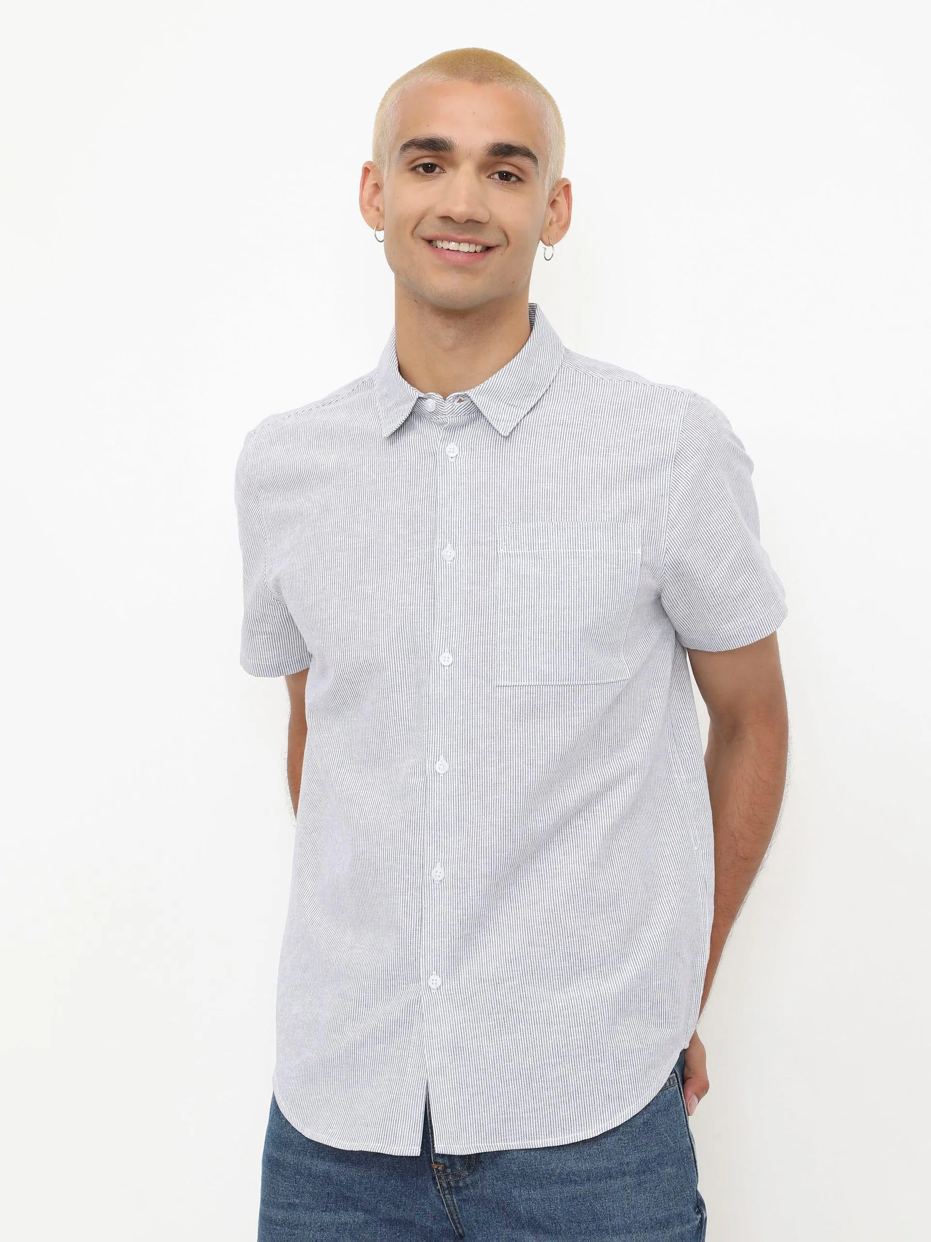 Camisa con Textura Manga Corta y Cuello Mao Gris