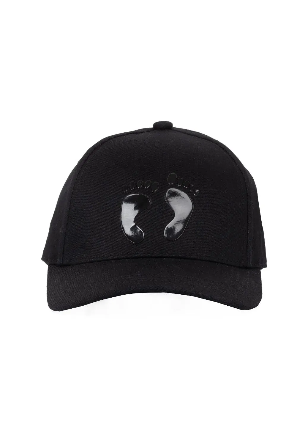 Gorra negra con huellas