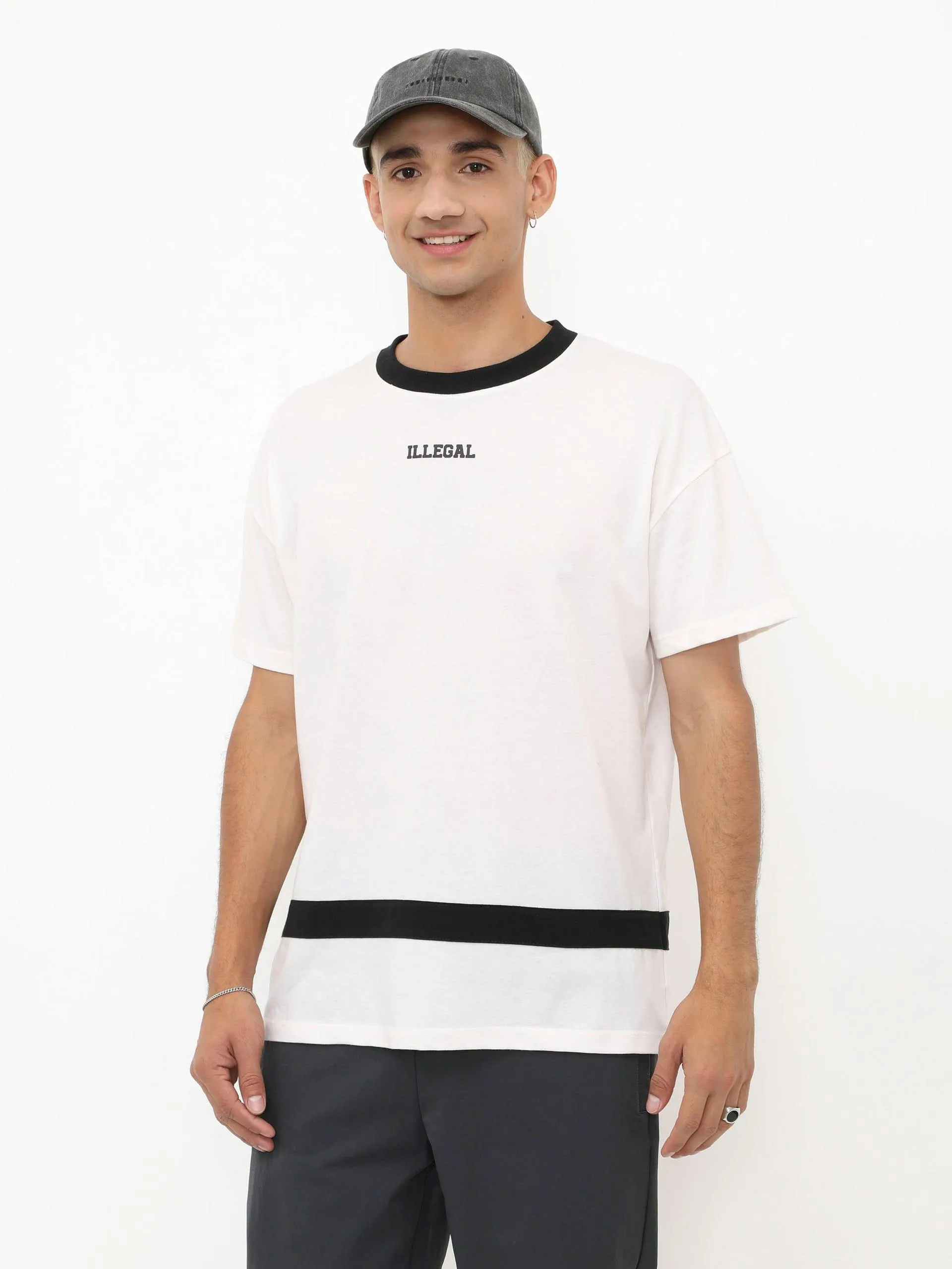 Playera Manga Corta Estampado Ilegal Blanca