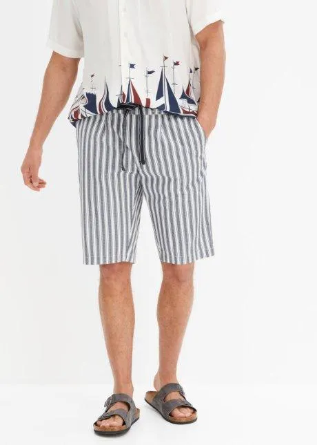 Bermudas i chinosmodell med gubbveck